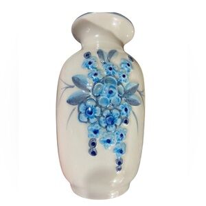 Charming forget me not vase in EXCELLENT cond!! White w/various blues! Stunner!